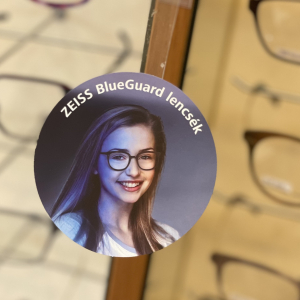 Kékfényszűrős lencsék az optikában